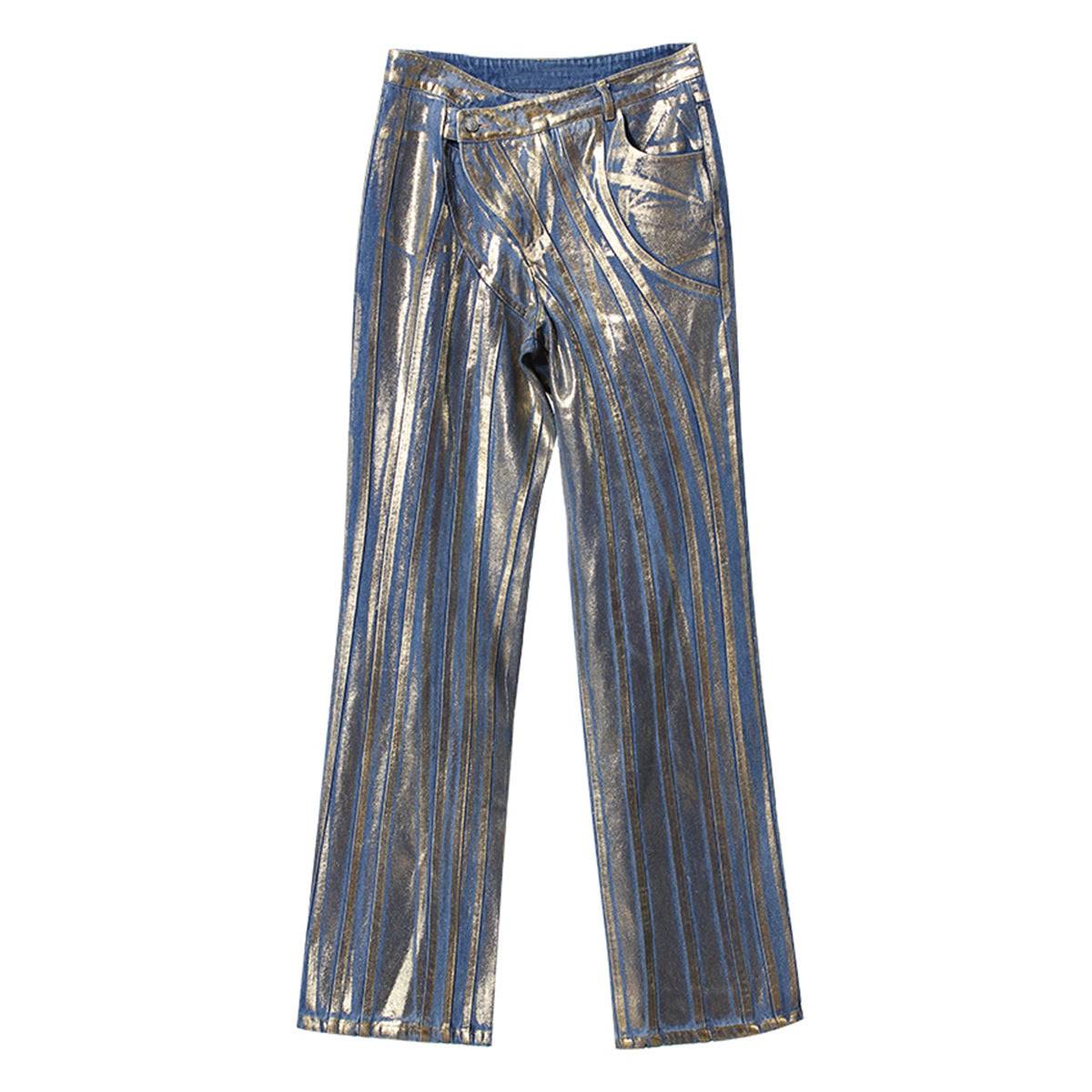 Jeans con detalles dorados, cinturilla con hebilla diagonal, costuras decorativas y acabado con tiras y polvo plateado cepillado.