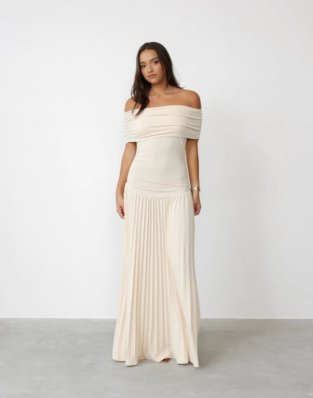 Vestido Versátil con Pliegues y Escote caído