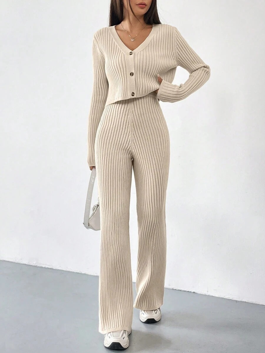 Conjunto de dos piezas para mujer en color sólido: cárdigan corto de punto con cuello en V y pantalones acampanados.