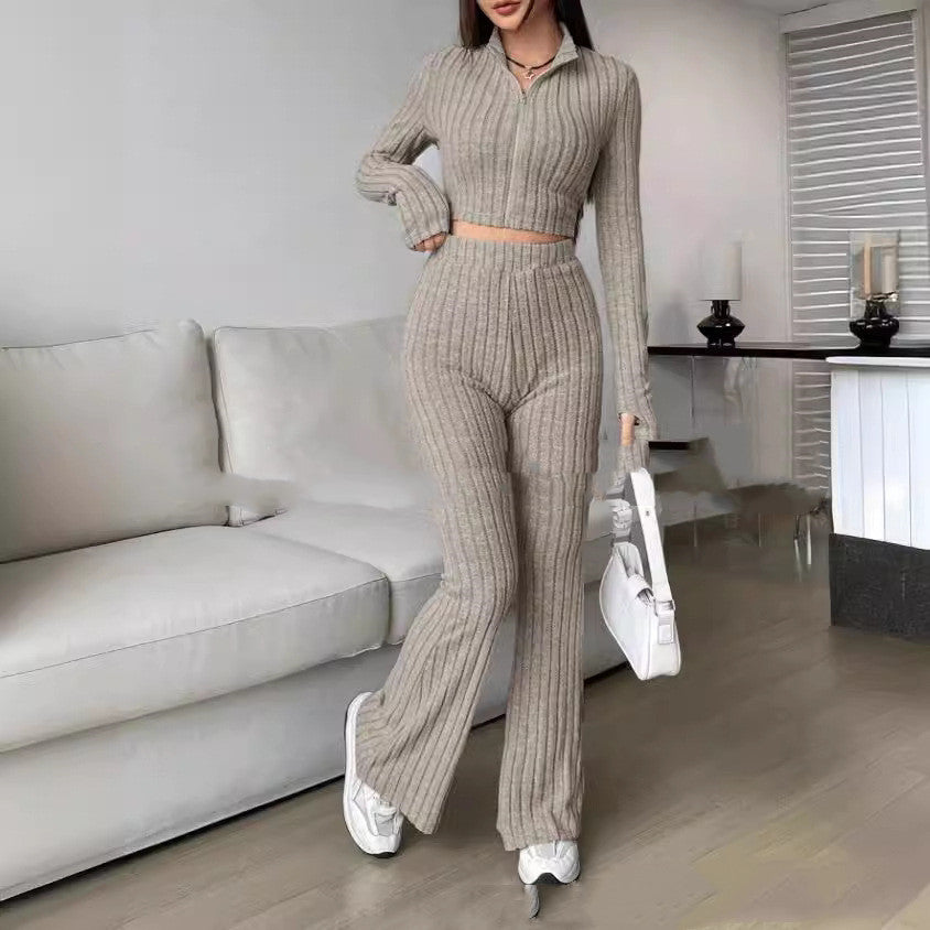 Conjunto de pantalones de talle alto y pierna ancha con suéter de punto de color sólido, manga larga y cuello alto.