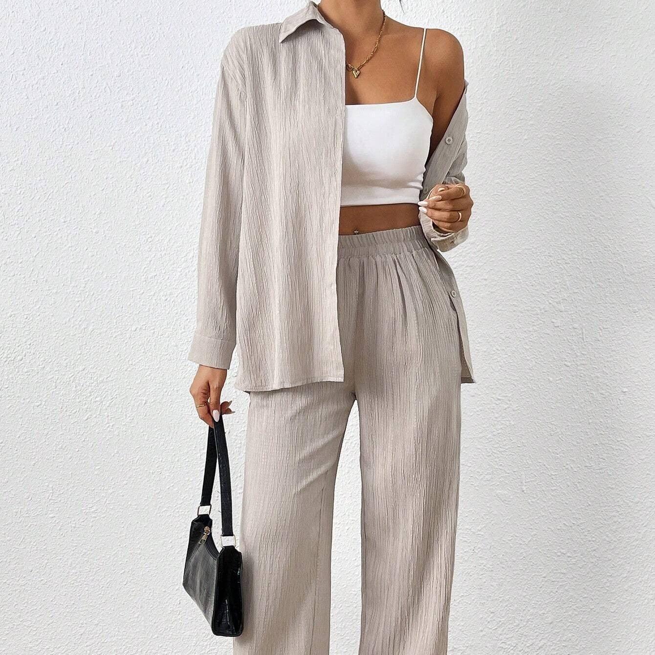 Conjunto de camisa de manga larga y pantalón en color sólido.