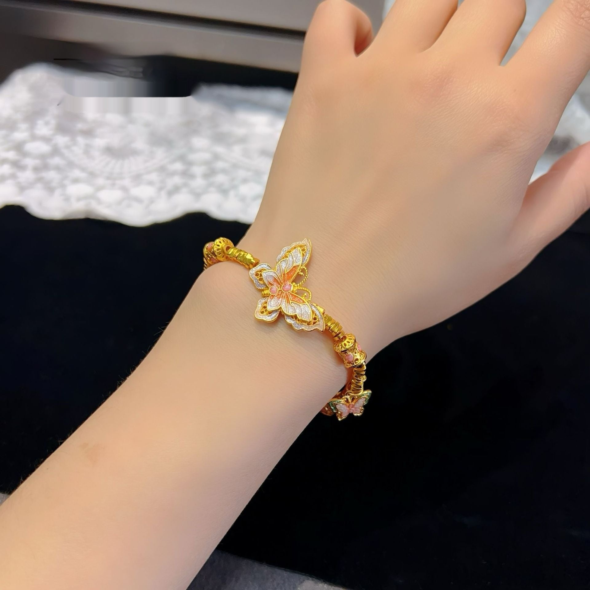 Pulsera con Colgante de Mariposa y Estrella en Oro Alluvial con Esmalte Morado