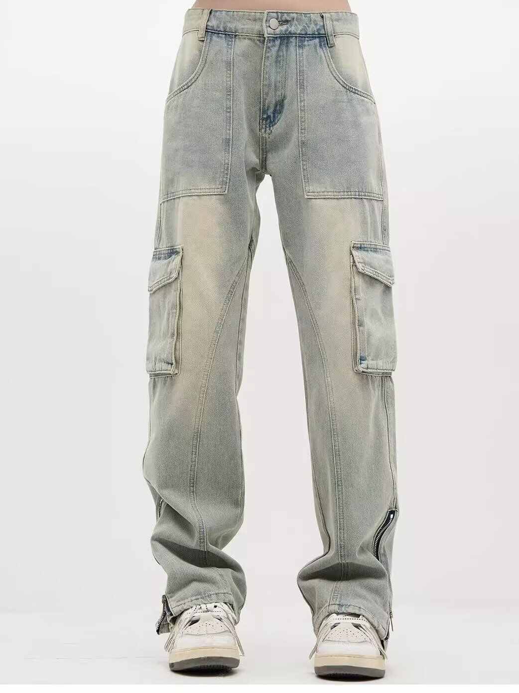 Jeans de trabajo estilo urbano con múltiples bolsillos.