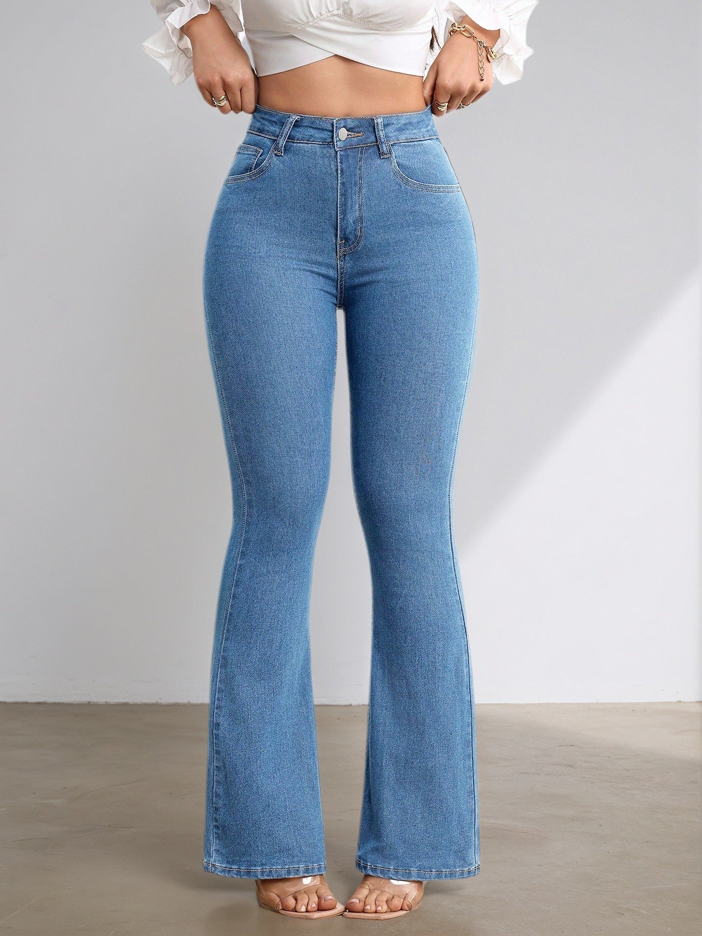 Jeans acampanados de cintura alta con elasticidad para mujer.