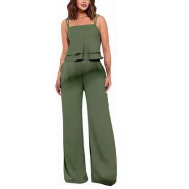 Blusa de tirantes con volantes y pantalones rectos de color liso.