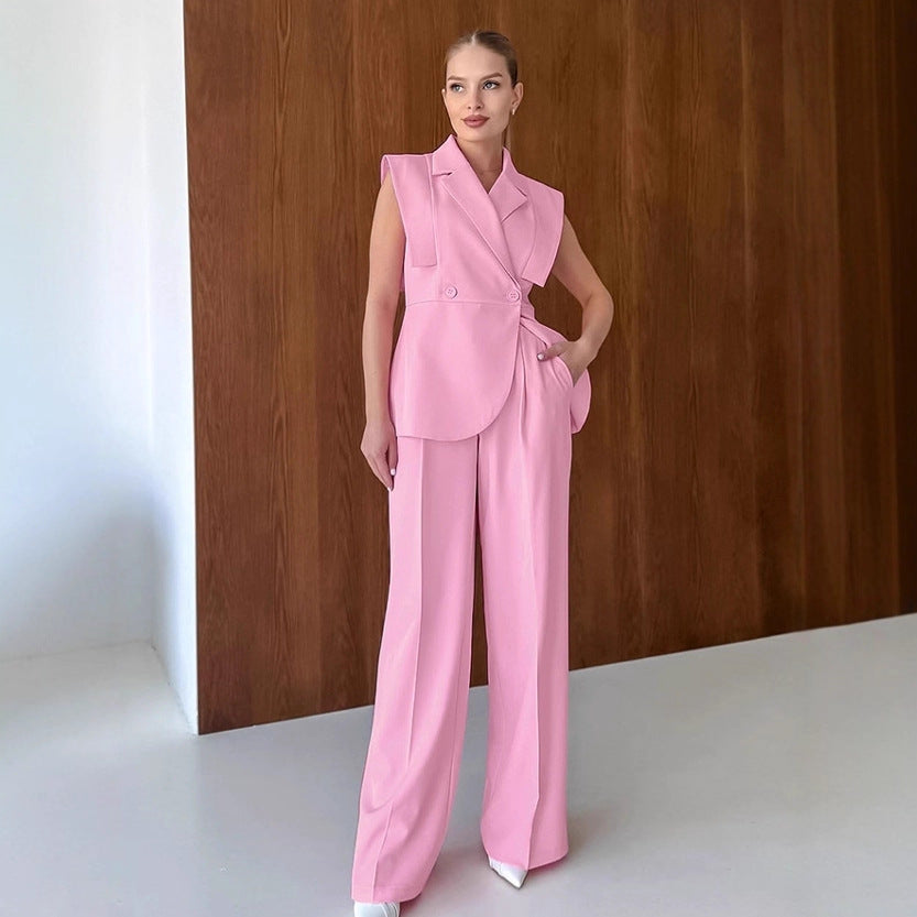 Conjunto de dos piezas para mujer: chaleco y pantalón.