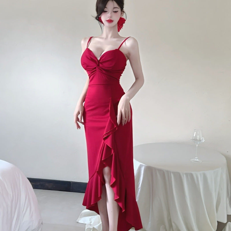 Vestido ajustado largo con tirantes finos y volante en el bajo