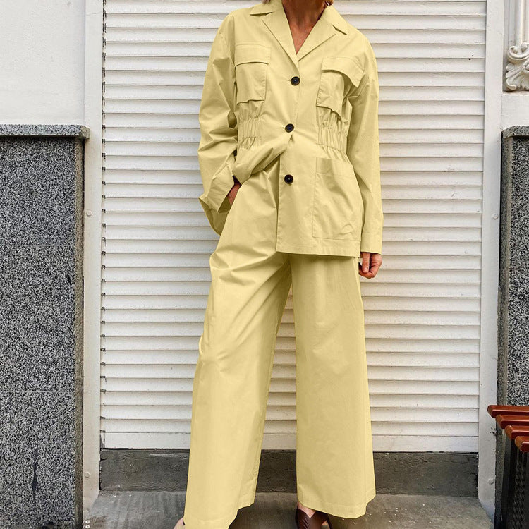 Conjunto de dos piezas: top de manga larga con solapa y control de cintura, pantalones de pierna ancha.