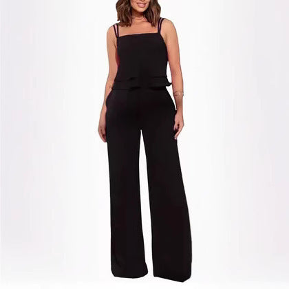 Blusa de tirantes con volantes y pantalones rectos de color liso.