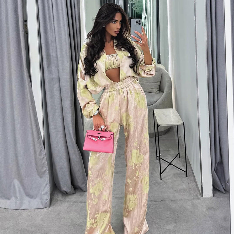 Conjunto de tres piezas: camisa de manga larga con solapa, top tipo tube y pantalones de pierna ancha.