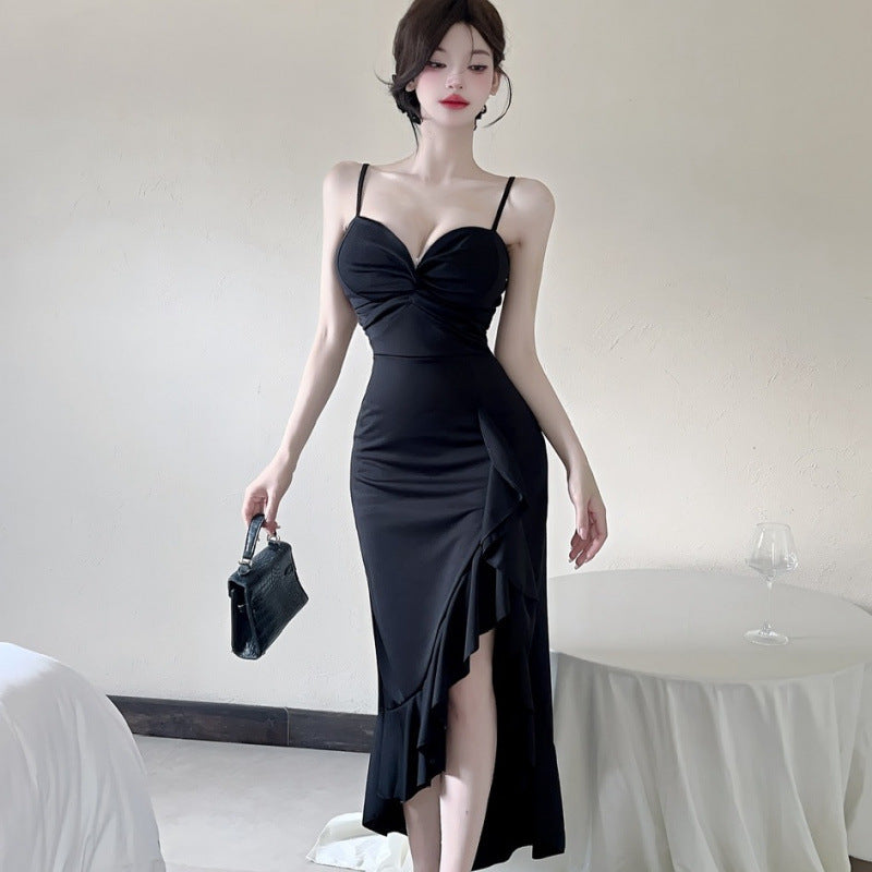Vestido ajustado largo con tirantes finos y volante en el bajo