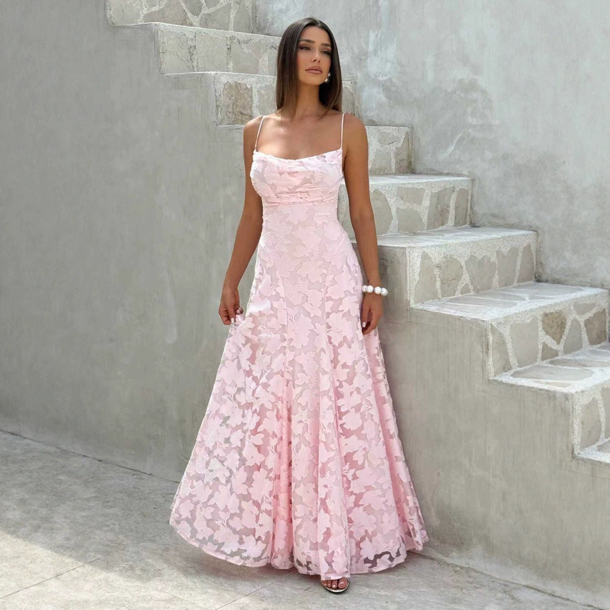 Vestido ajustado con tirantes, espalda descubierta y diseño de cordones