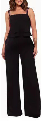 Blusa de tirantes con volantes y pantalones rectos de color liso.
