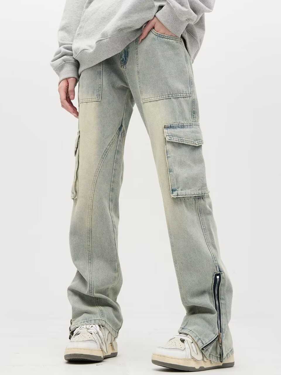 Jeans de trabajo estilo urbano con múltiples bolsillos.