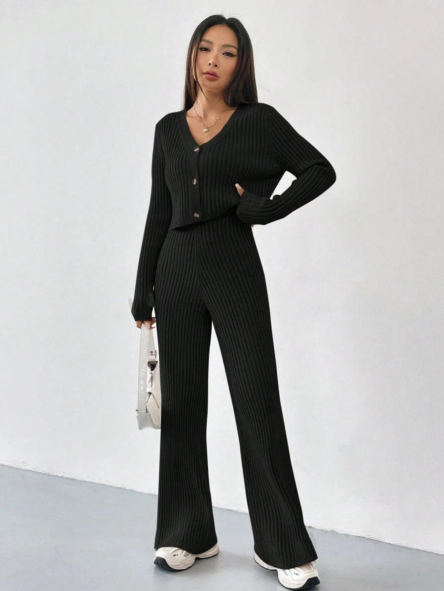 Conjunto de dos piezas para mujer en color sólido: cárdigan corto de punto con cuello en V y pantalones acampanados.