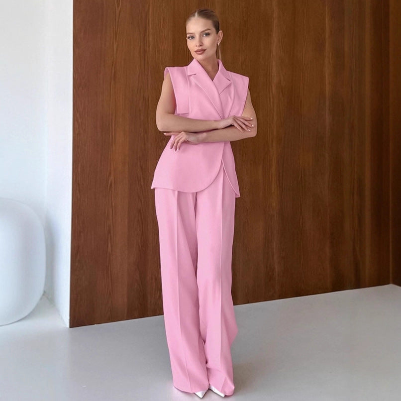 Conjunto de dos piezas para mujer: chaleco y pantalón.