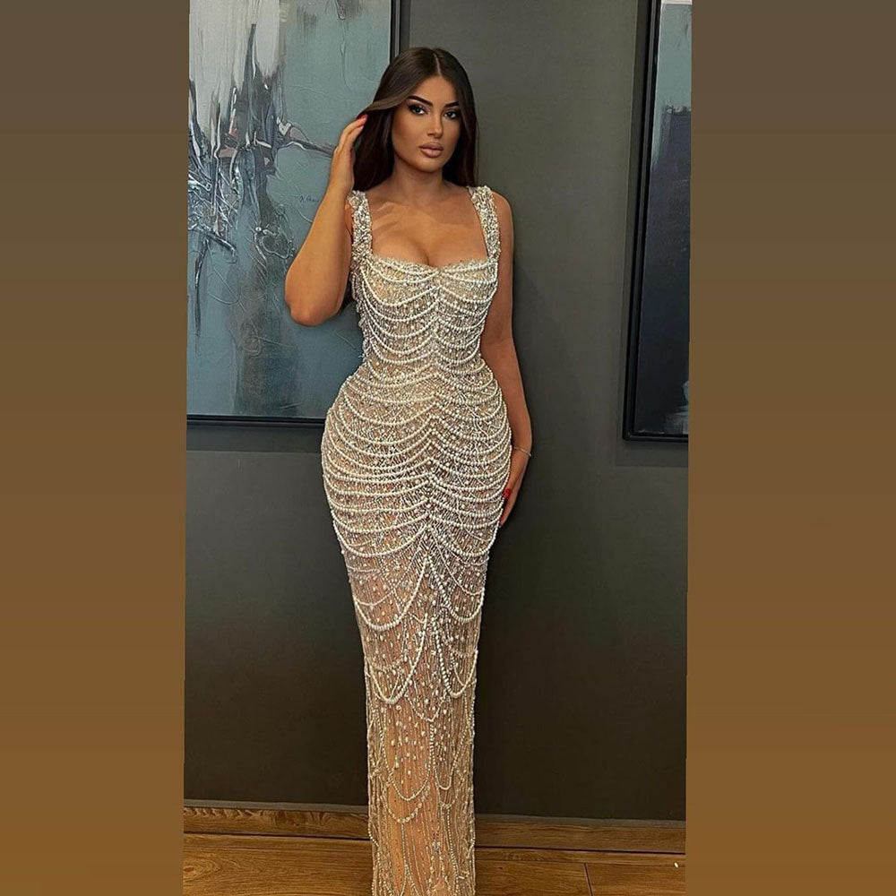 Vestido Elegante Nude con Tirantes – Lujo Ligero con Perlas