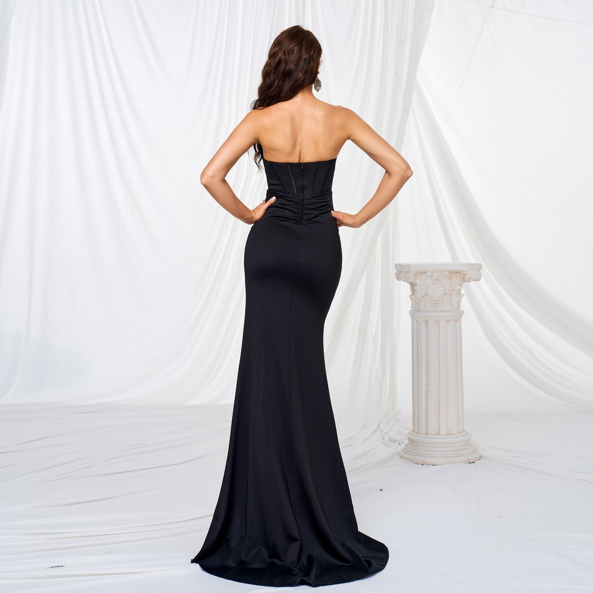 Vestido de Noche Elegante con Escote Envuelto y Bajo Amplio