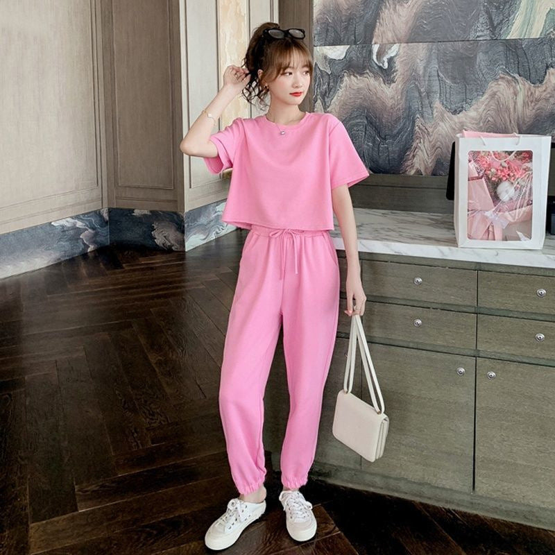 Conjunto de dos piezas estilo coreano para chica dulce: camiseta corta deportiva holgada y pantalones tobilleros ajustados.