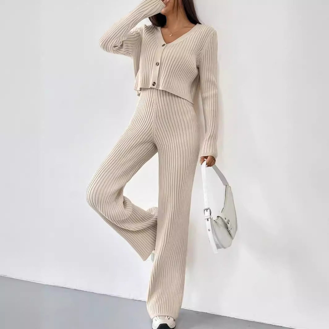 Conjunto de dos piezas para mujer en color sólido: cárdigan corto de punto con cuello en V y pantalones acampanados.