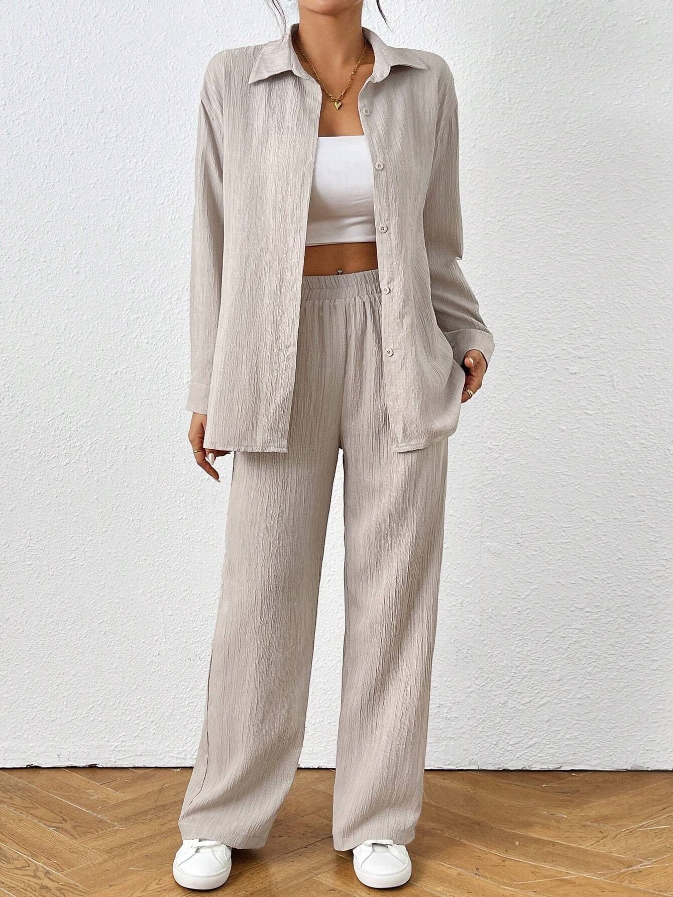 Conjunto de camisa de manga larga y pantalón en color sólido.