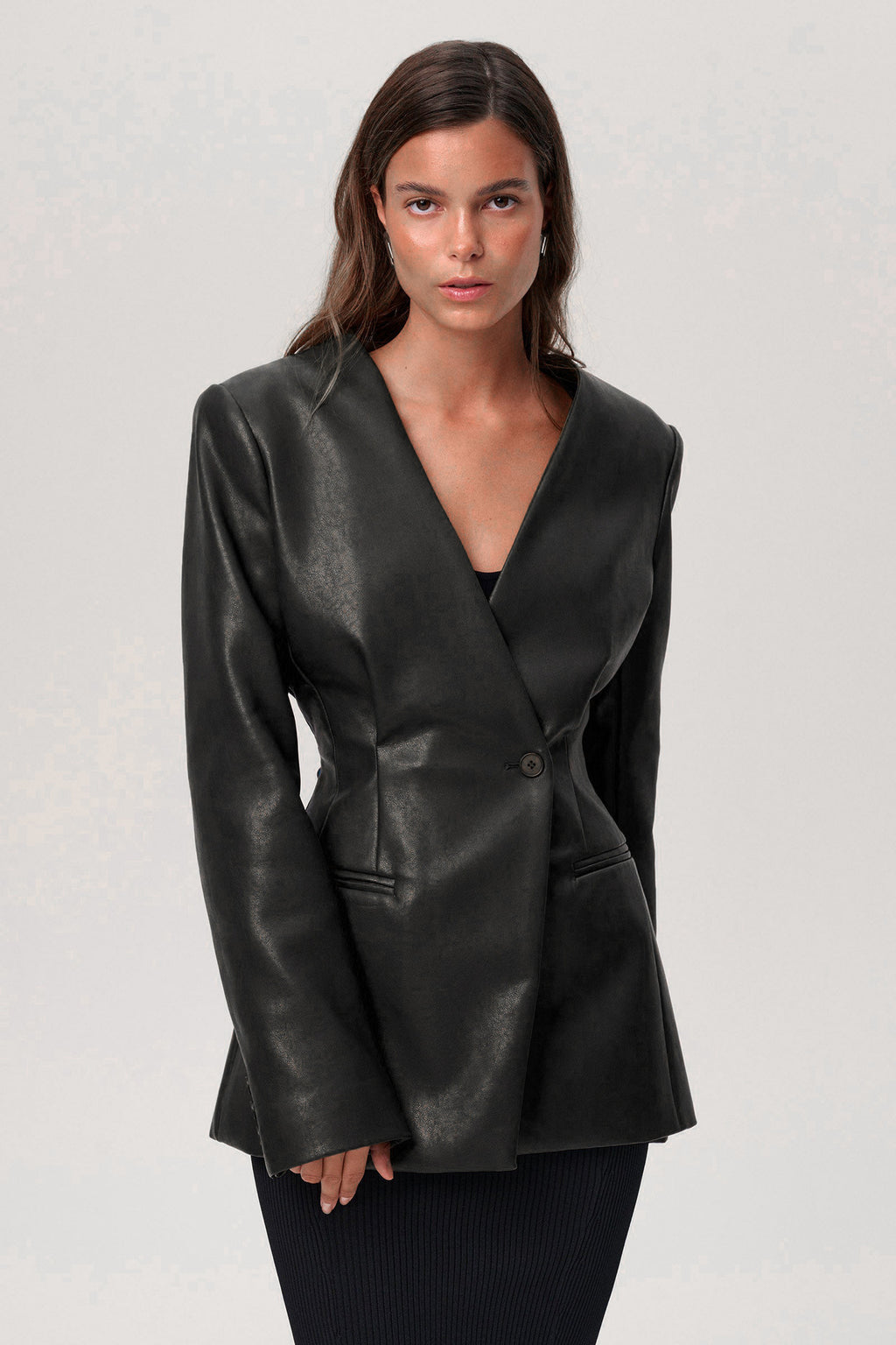 Abrigo Elegante Verde de Cuero con Escote en V y Corte Slim