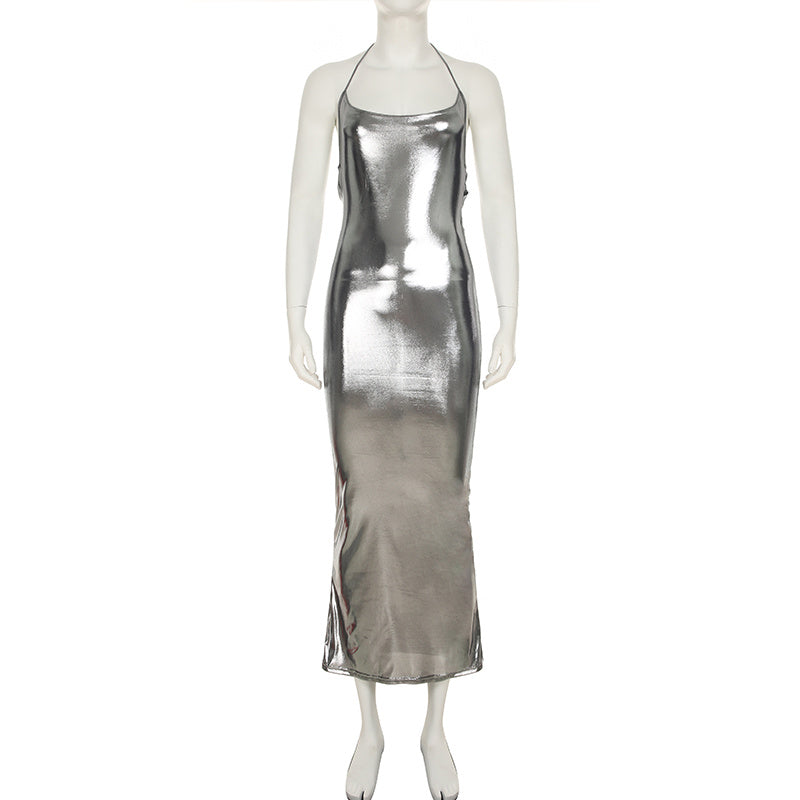 Vestido brillante con tirantes y espalda descubierta