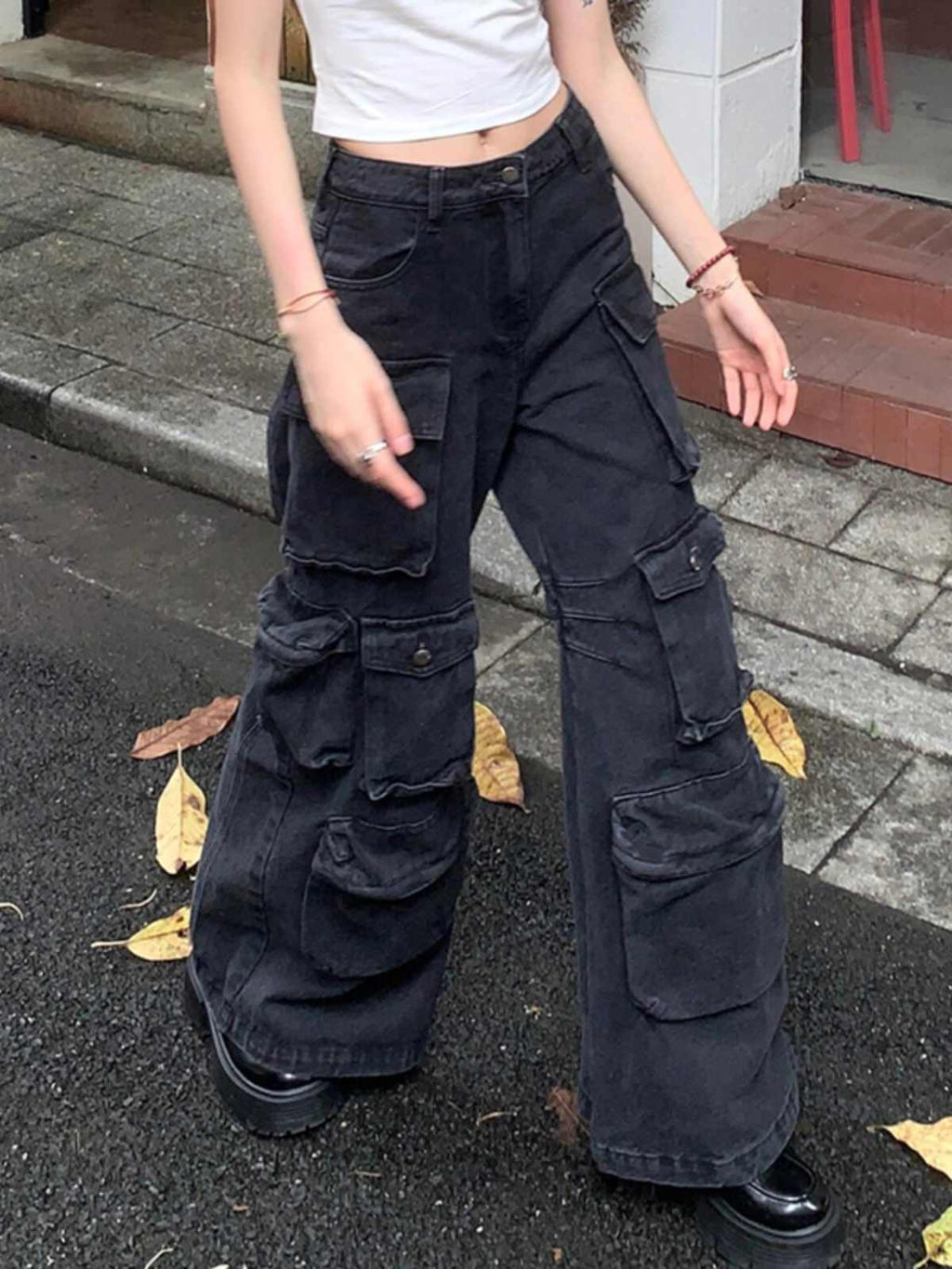 Jeans cargo negros retro para mujer con múltiples bolsillos y corte suelto.