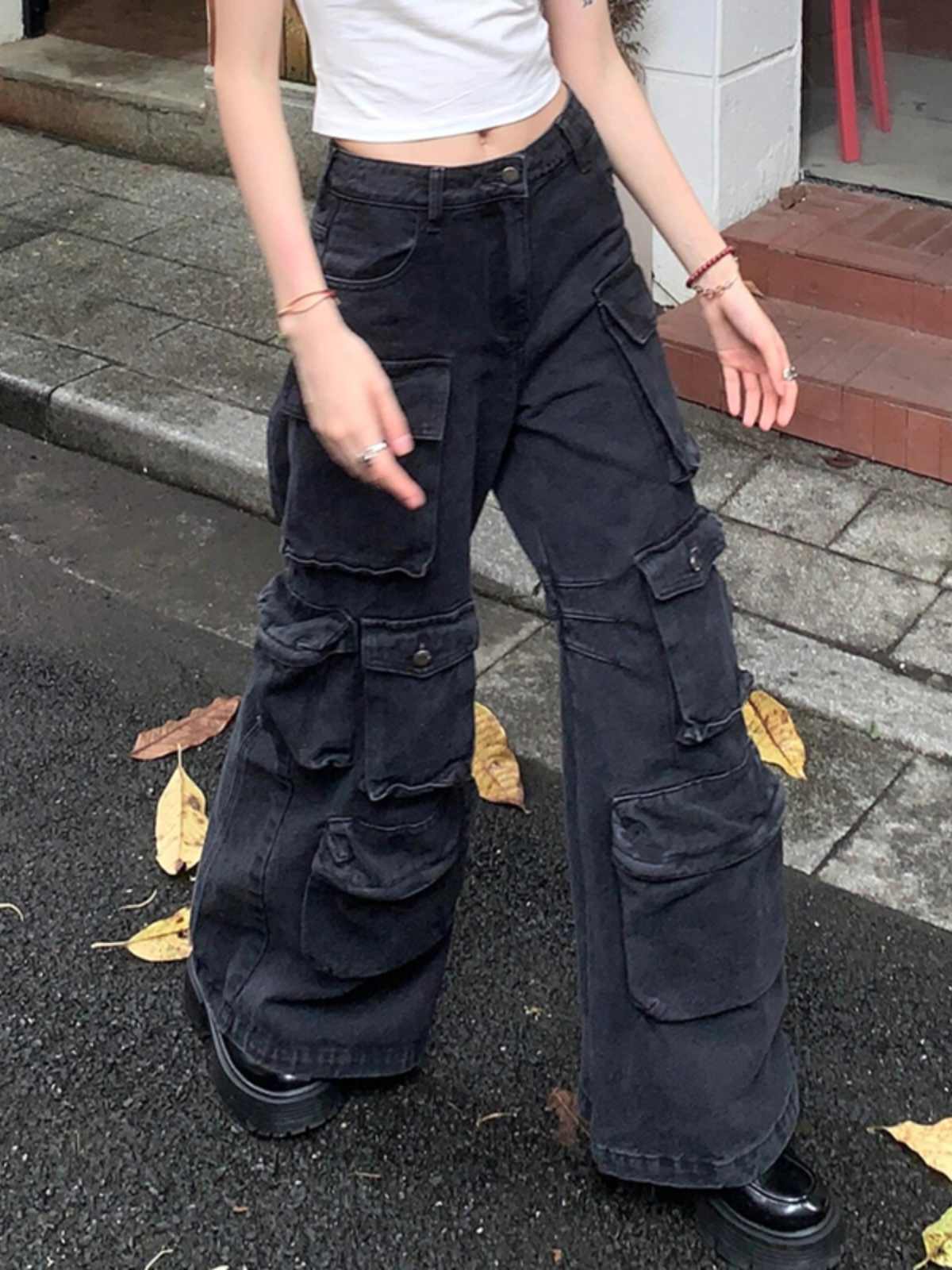 Jeans cargo negros retro para mujer con múltiples bolsillos y corte suelto.