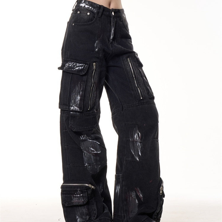 Jeans de trabajo con múltiples bolsillos, teñidos con estilo graffiti antiguo.