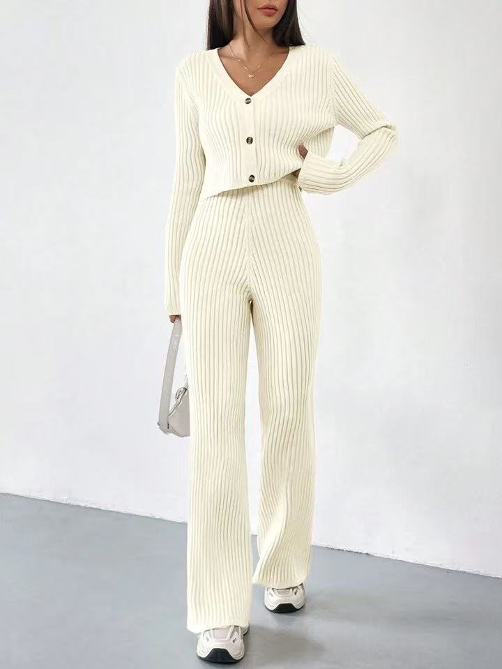 Conjunto de dos piezas para mujer en color sólido: cárdigan corto de punto con cuello en V y pantalones acampanados.